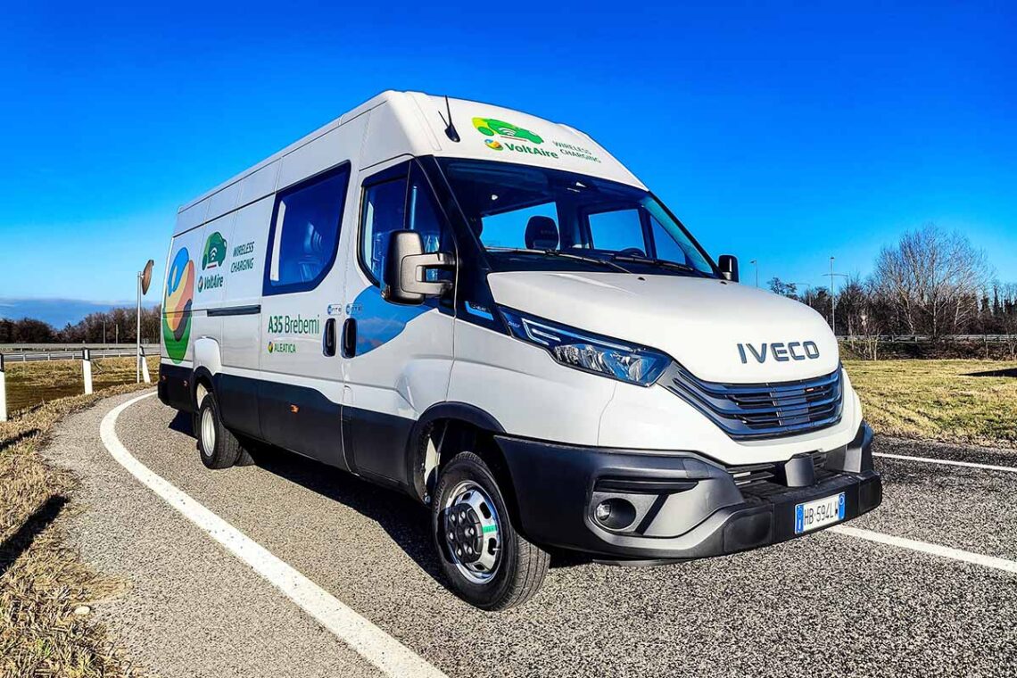 Farvel til ladestop: IVECO tester trådløs opladning af el-varebiler