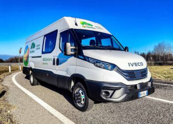 Farvel til ladestop: IVECO tester trådløs opladning af el-varebiler