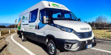 Farvel til ladestop: IVECO tester trådløs opladning af el-varebiler