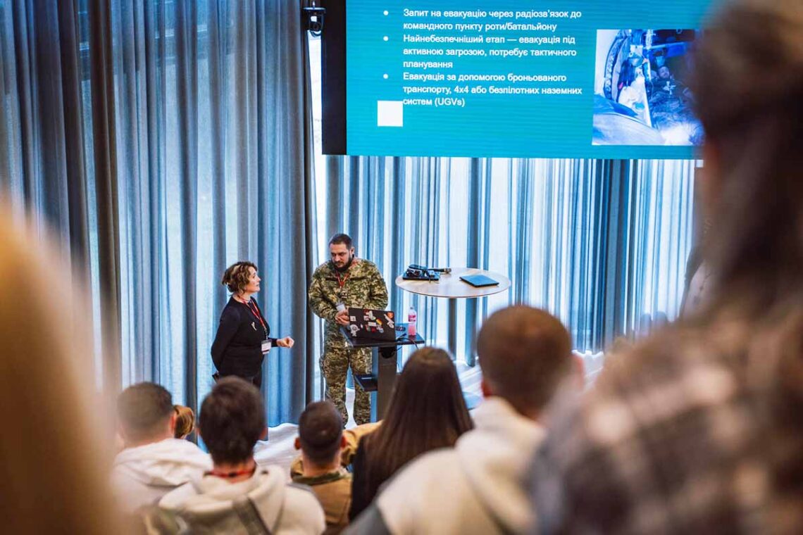 Ukrainske sygehjælpere i Danmark: Efterlyser digitale løsninger på fronten