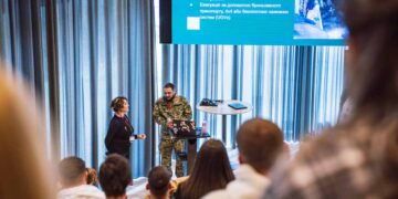 Ukrainske sygehjælpere i Danmark: Efterlyser digitale løsninger på fronten