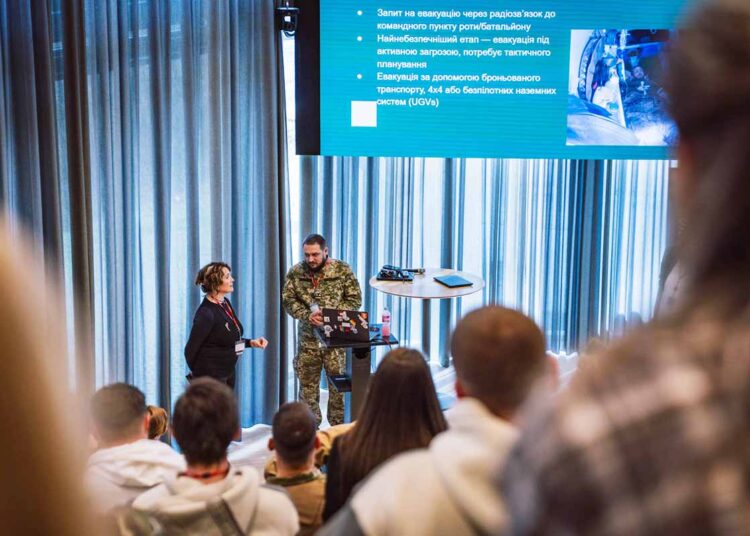 Ukrainske sygehjælpere i Danmark: Efterlyser digitale løsninger på fronten