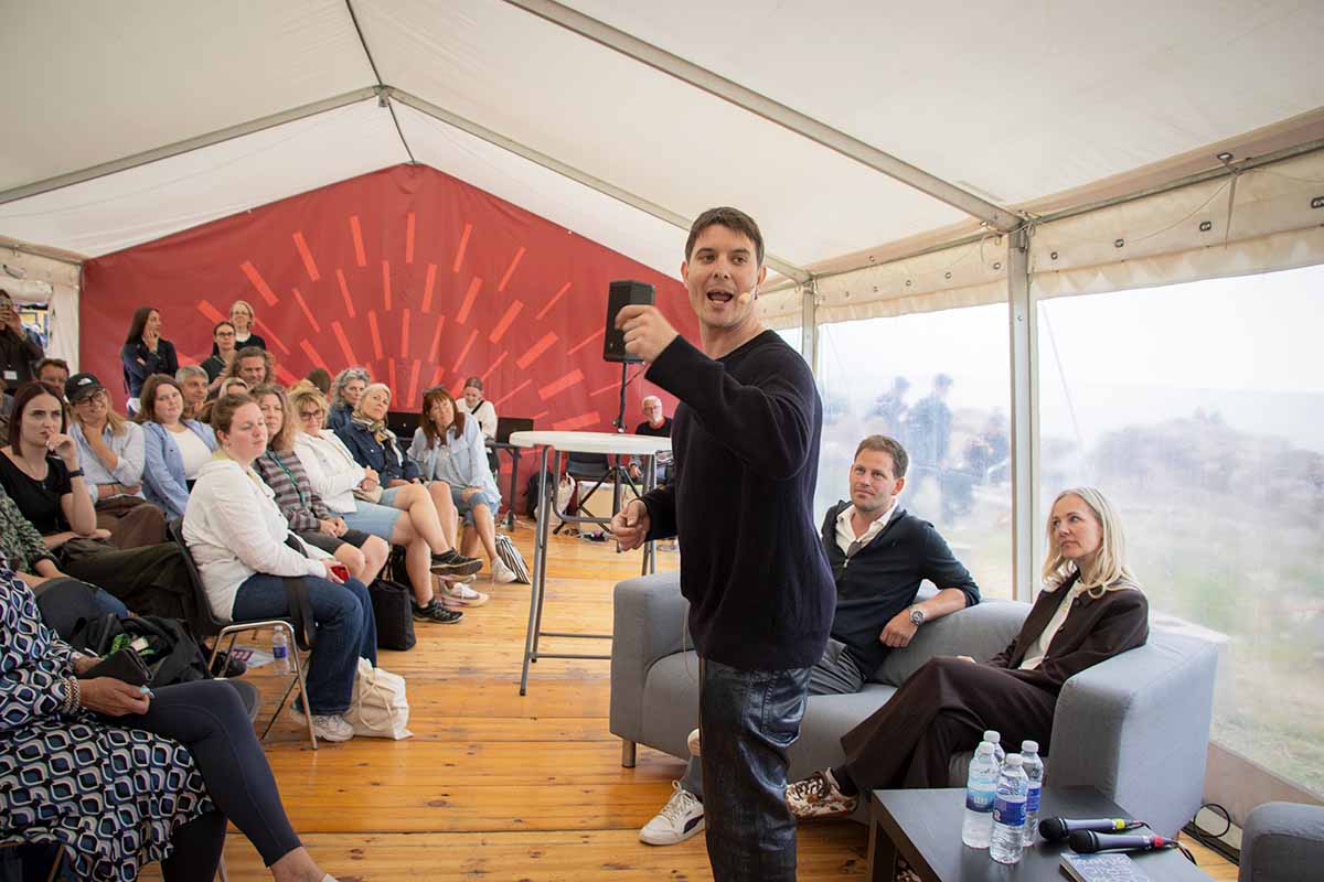 Caspar Eric modtager Danske Regioners pris Årets Sundhedsdebattør 2026 på Folkemødet på Bornholm for sit arbejde med handicap, normalitet og samfundets strukturer. (Foto: Danske Regioner)